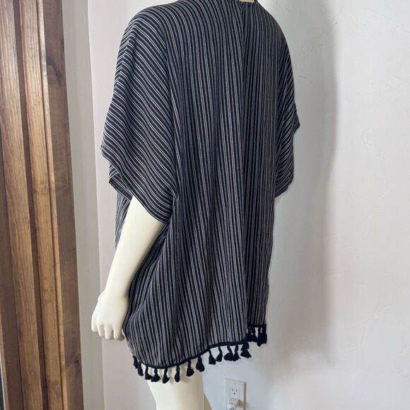 Le Lis Black and White Kimono Cardigan Size Large - Picture 8 of 14